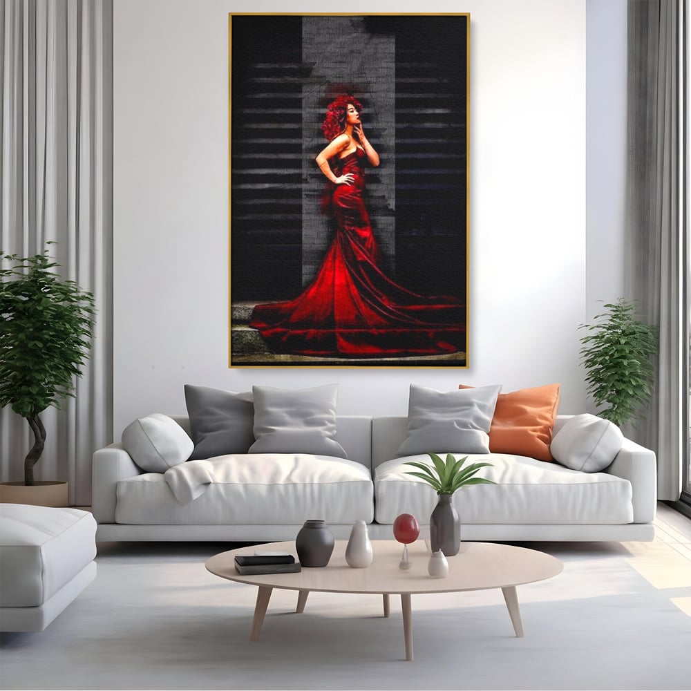 Tablou canvas cu tablou canvas cu femeie in rochie rosie, in rama de aluminiu auriu, pe perete intr-un living